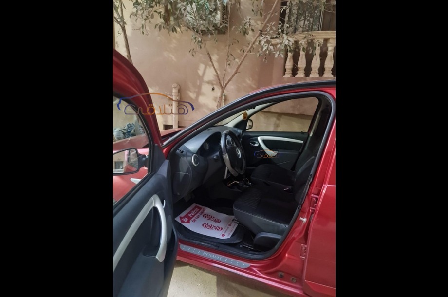 Sandero Renault احمر