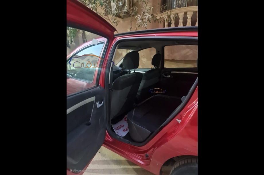 Sandero Renault احمر