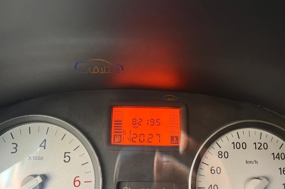 Sandero Renault احمر