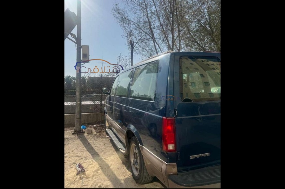 Suburban Gmc أزرق