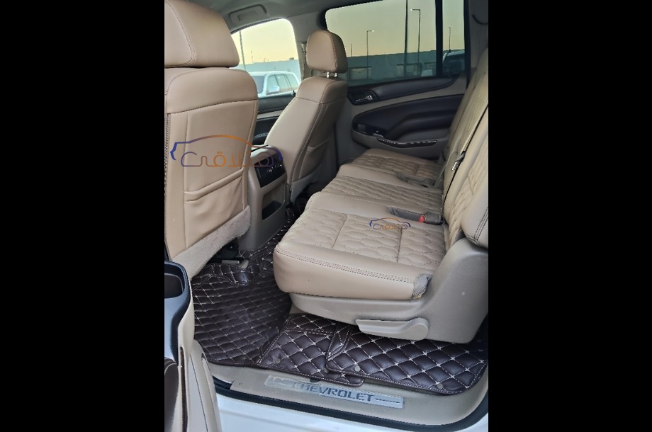 Suburban Chevrolet أبيض