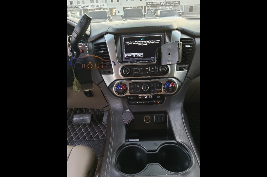 Suburban Chevrolet أبيض