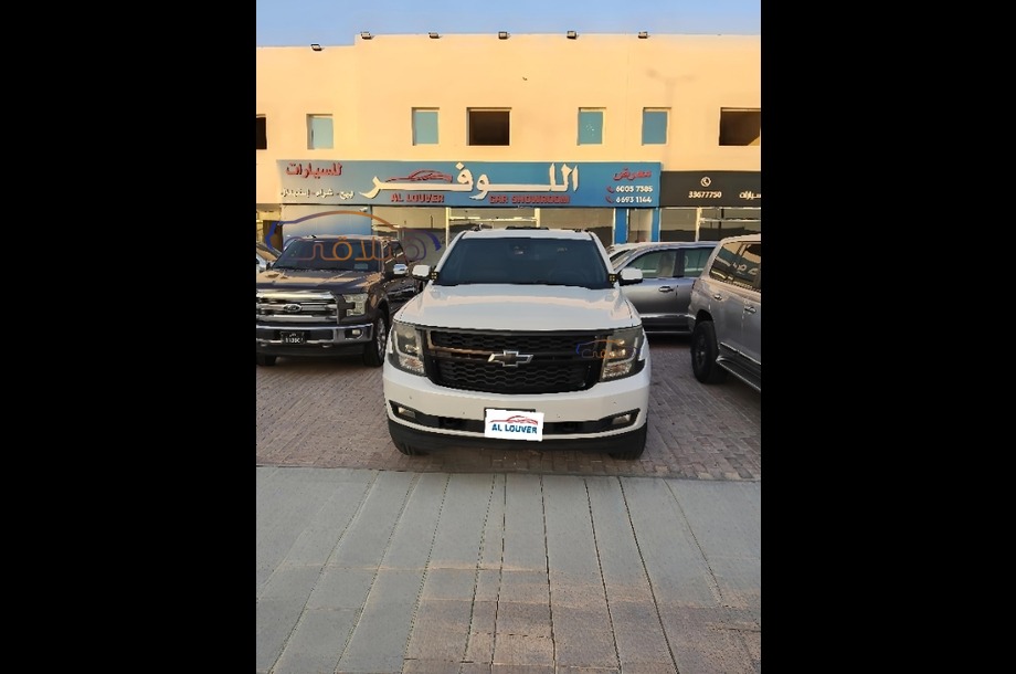 Suburban Chevrolet أبيض