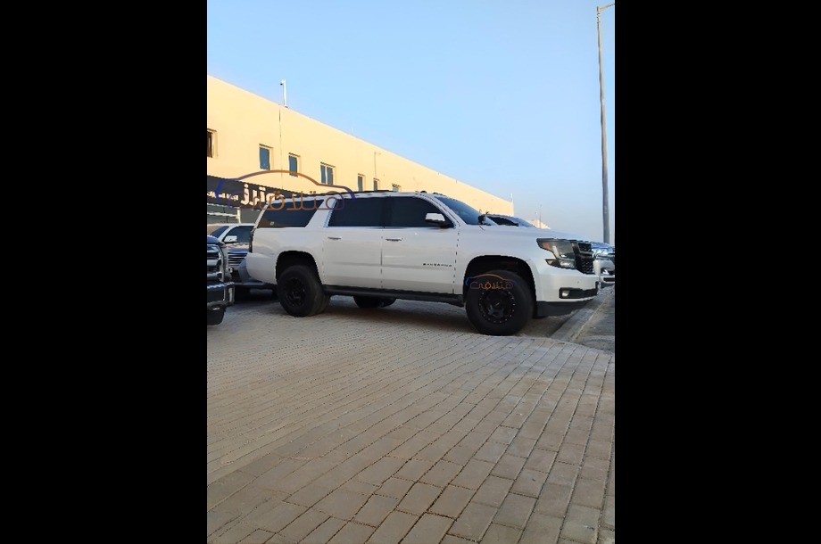 Suburban Chevrolet أبيض