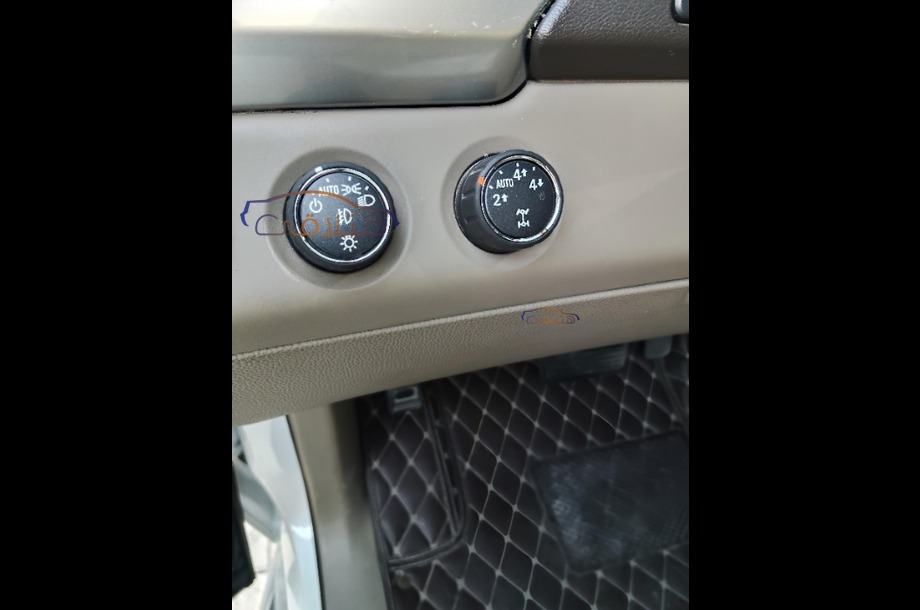 Suburban Chevrolet أبيض