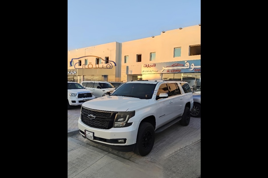 Suburban Chevrolet أبيض