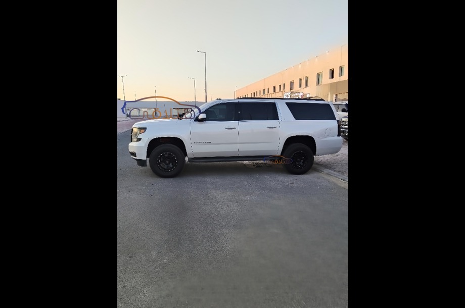 Suburban Chevrolet أبيض