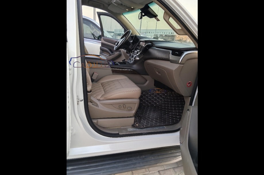 Suburban Chevrolet أبيض