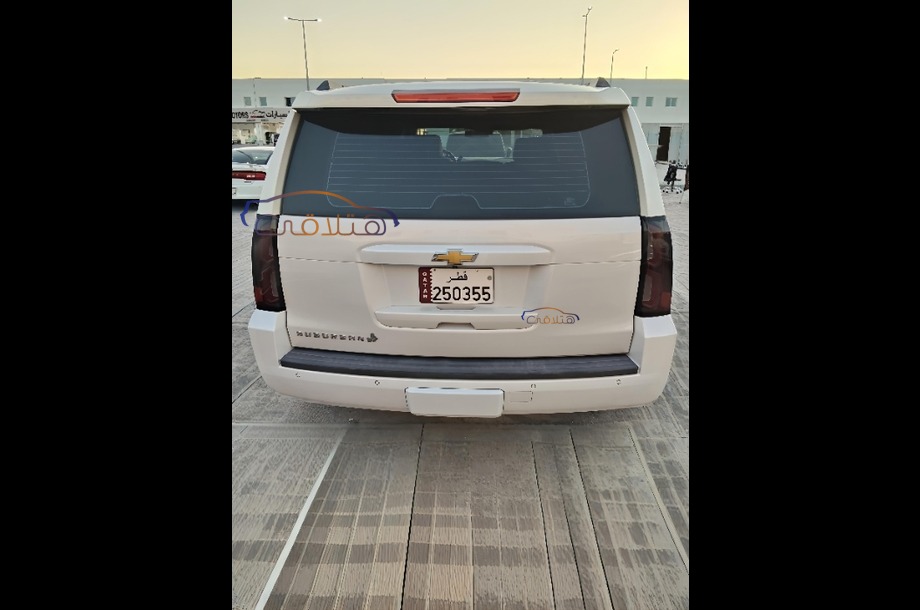 Suburban Chevrolet أبيض