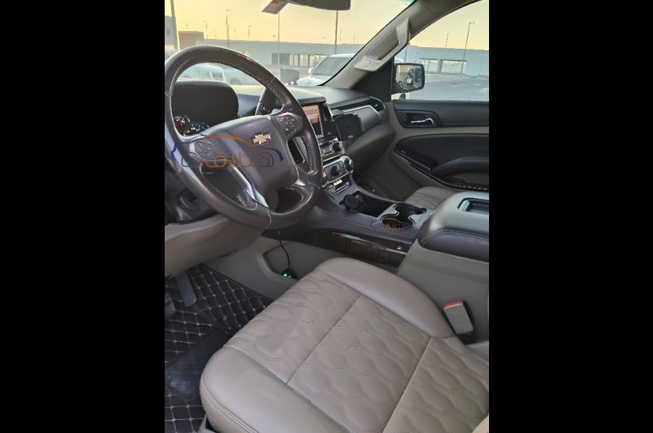 Suburban Chevrolet أبيض