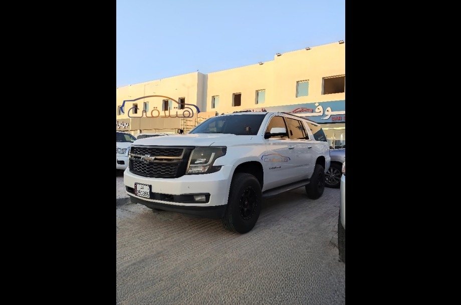 Suburban Chevrolet أبيض