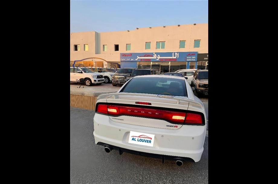 Charger Dodge أبيض