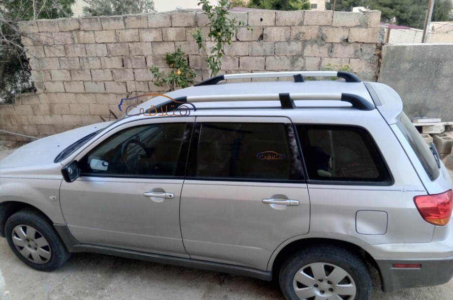 Outlander Mitsubishi فضي