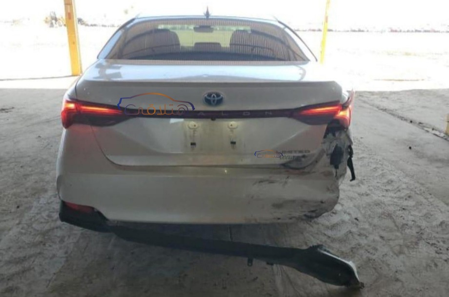 Avalon Toyota أبيض