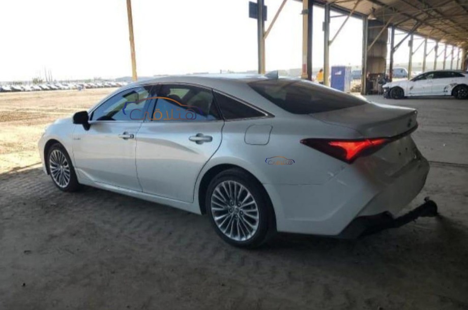 Avalon Toyota أبيض