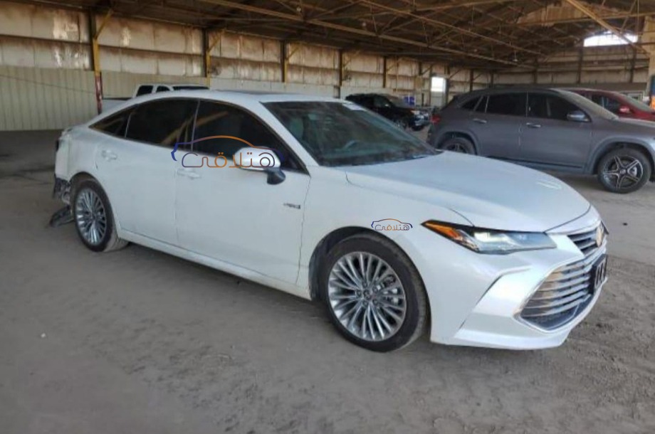 Avalon Toyota أبيض