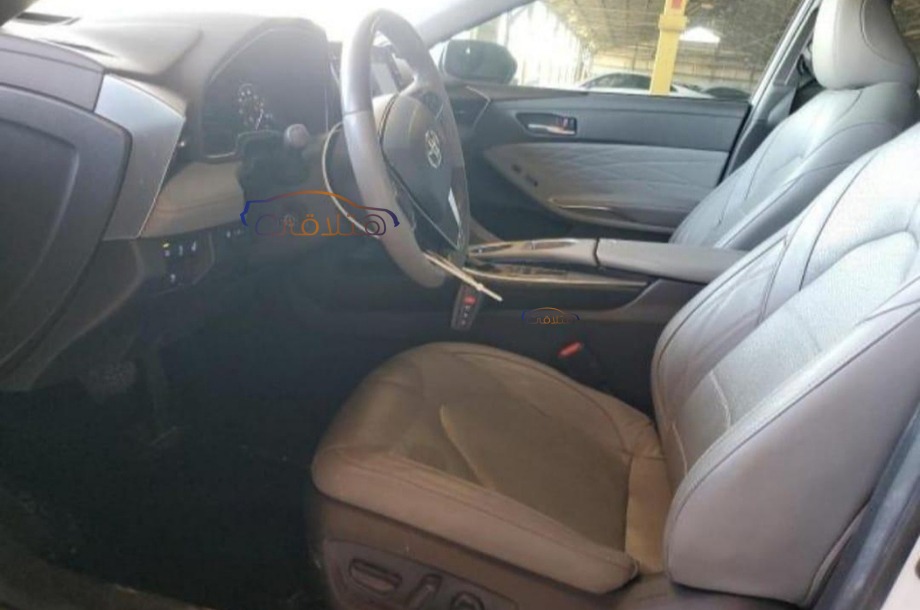 Avalon Toyota أبيض
