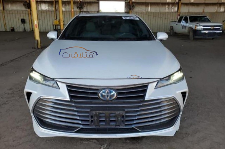 Avalon Toyota أبيض