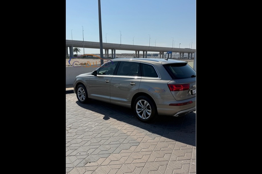 Q7 Audi ذهبي