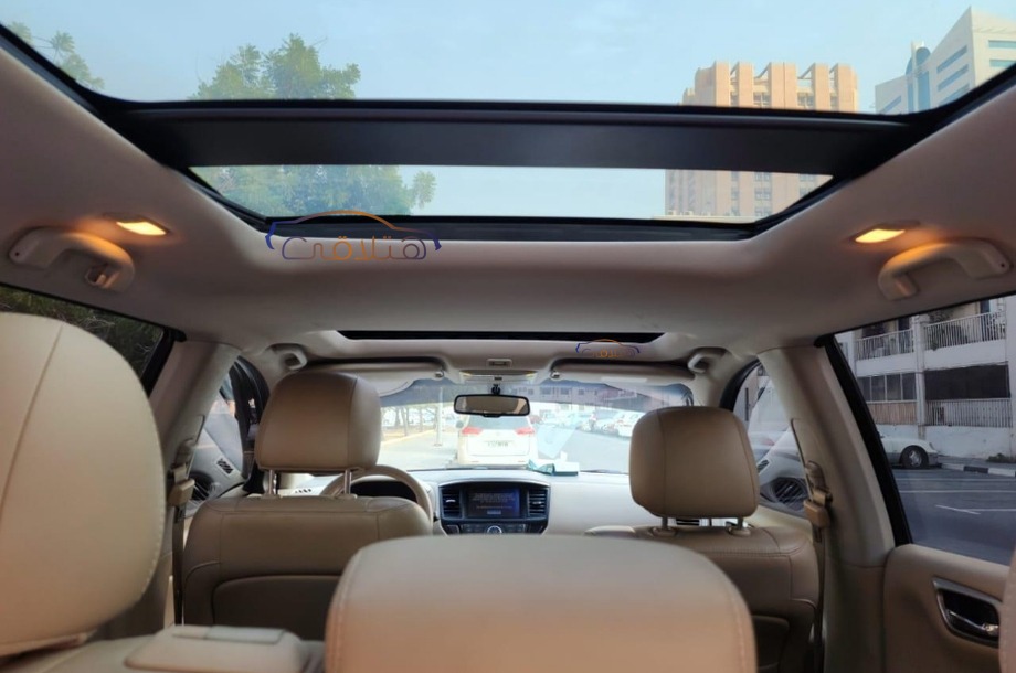 Pathfinder Nissan الأزرق الداكن