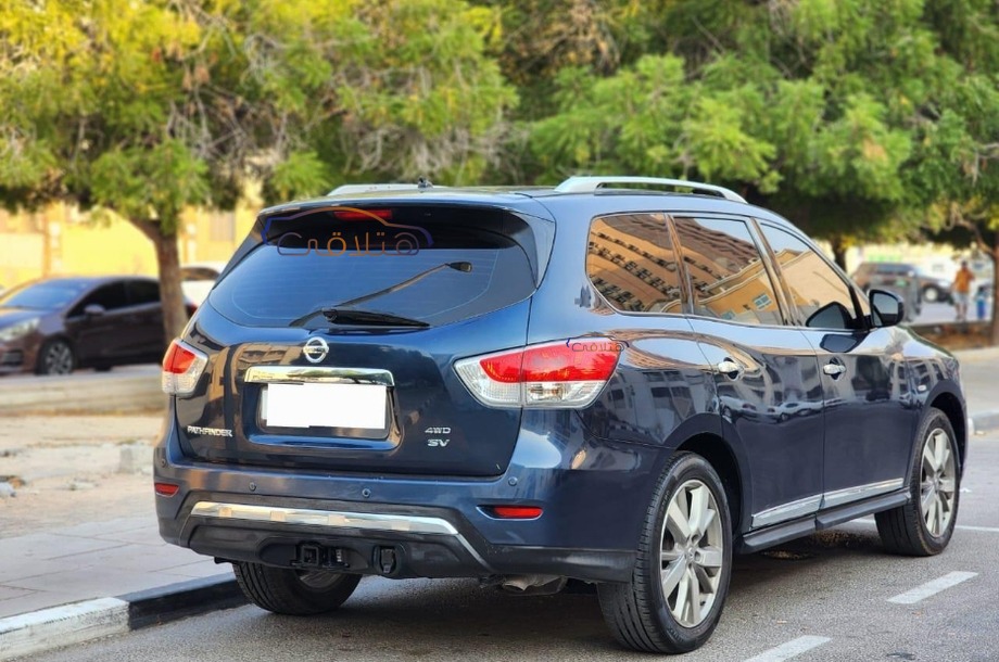Pathfinder Nissan الأزرق الداكن