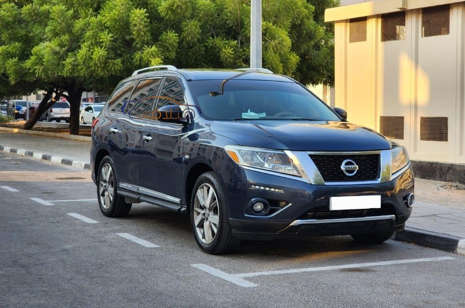 Pathfinder Nissan الأزرق الداكن