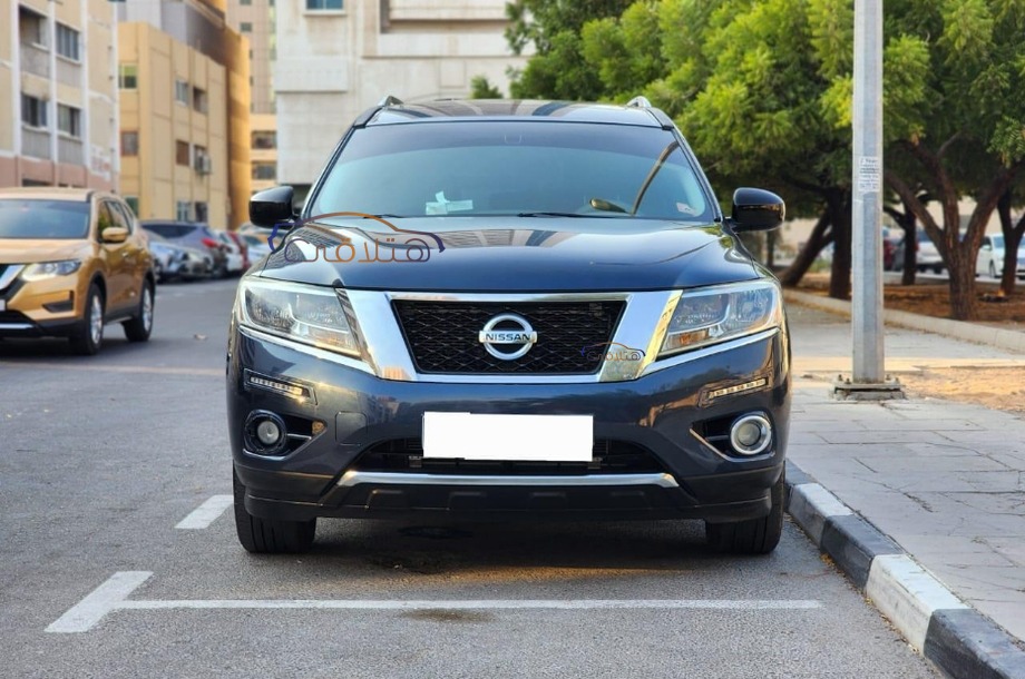Pathfinder Nissan الأزرق الداكن