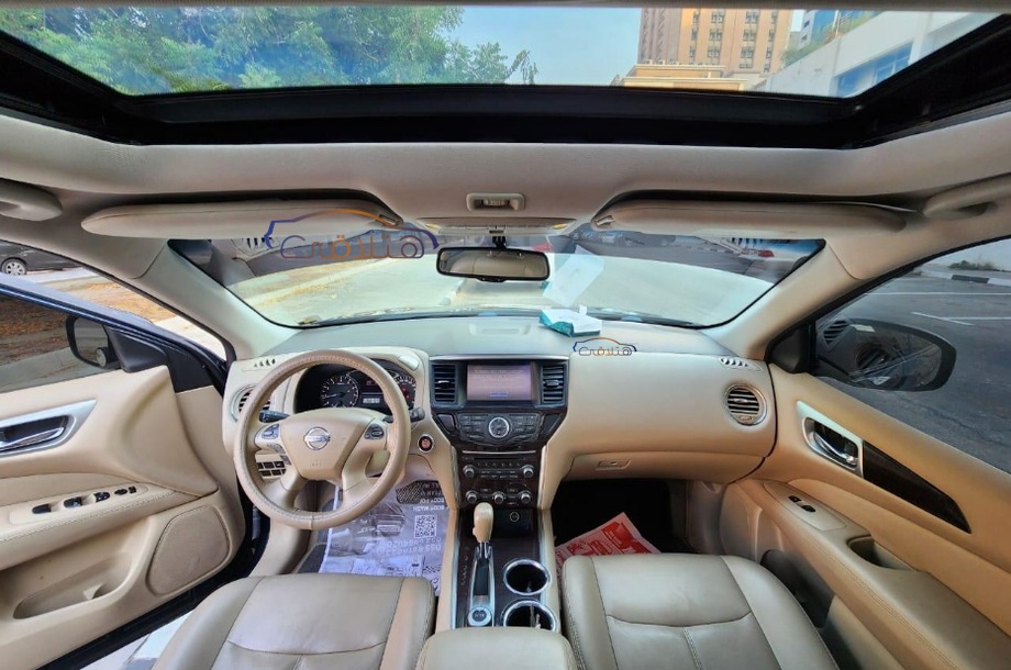 Pathfinder Nissan الأزرق الداكن