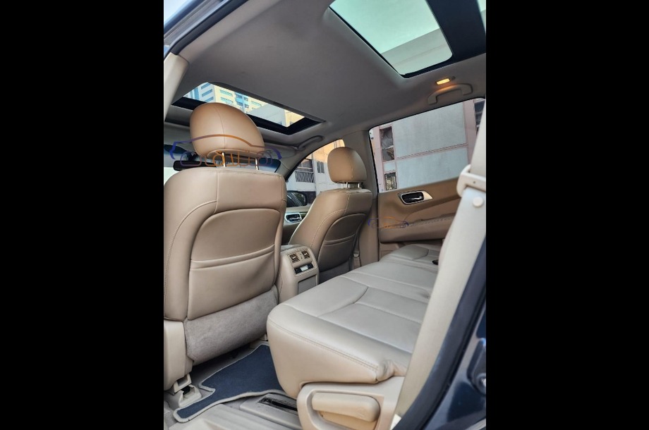 Pathfinder Nissan الأزرق الداكن