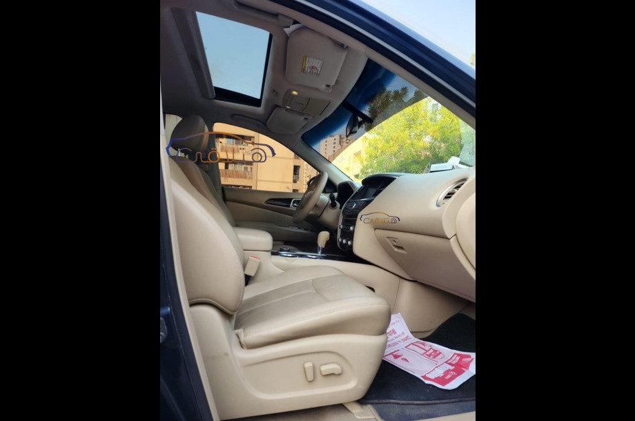 Pathfinder Nissan الأزرق الداكن