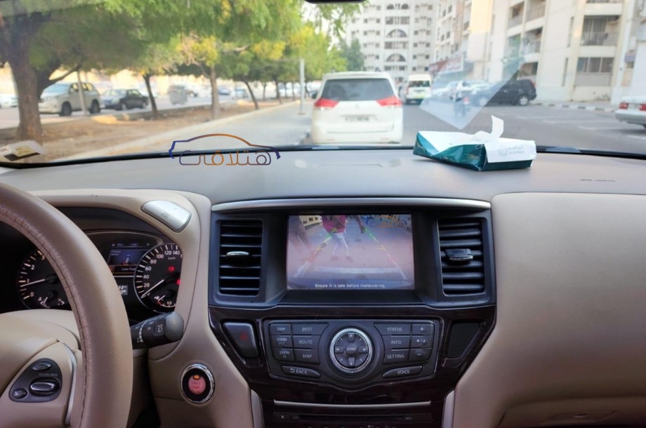 Pathfinder Nissan الأزرق الداكن