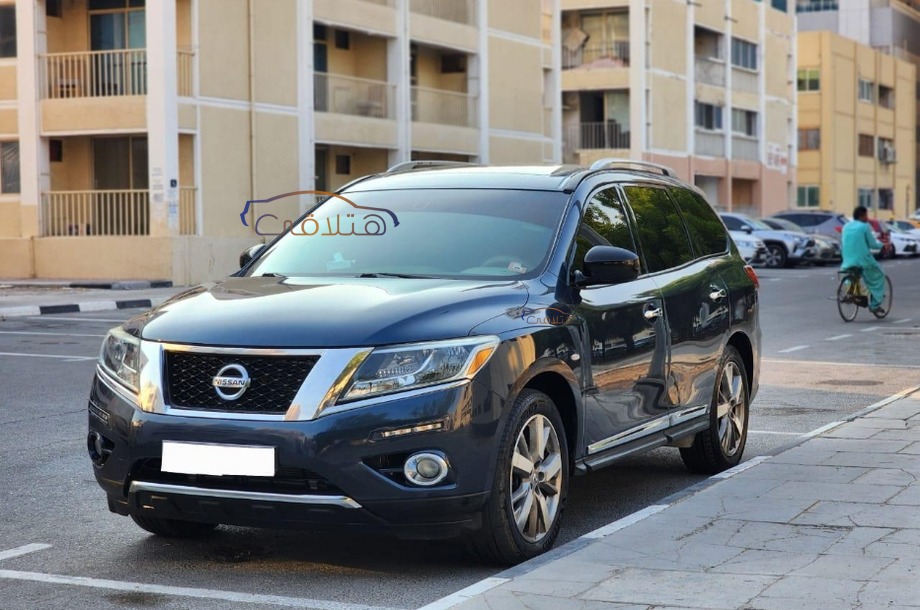Pathfinder Nissan الأزرق الداكن