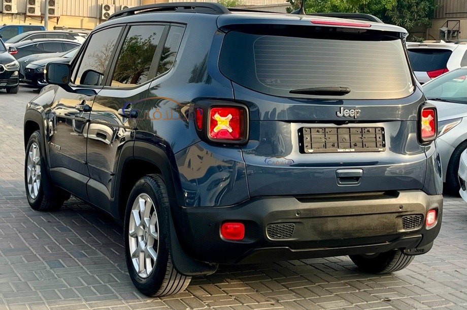 Renegade Jeep الأزرق الداكن