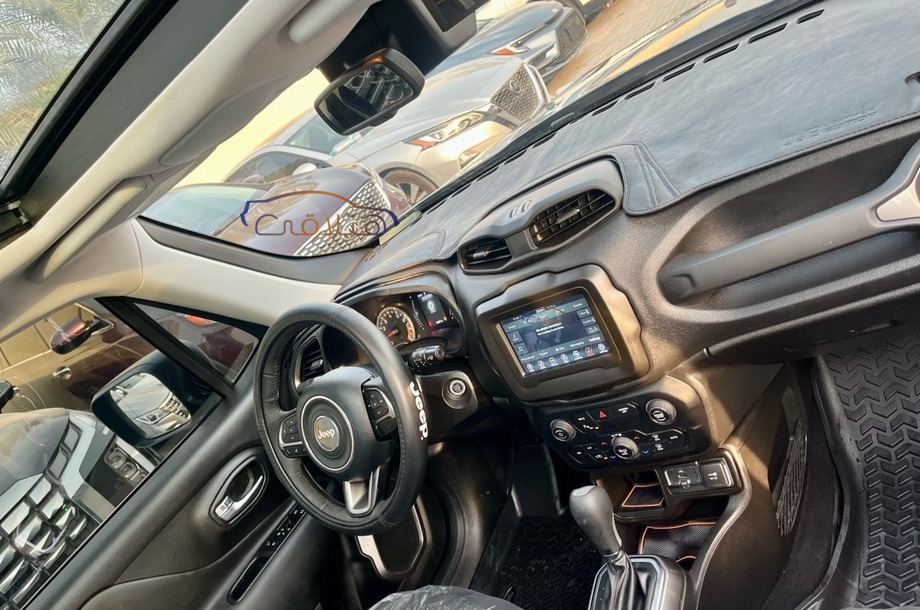 Renegade Jeep الأزرق الداكن