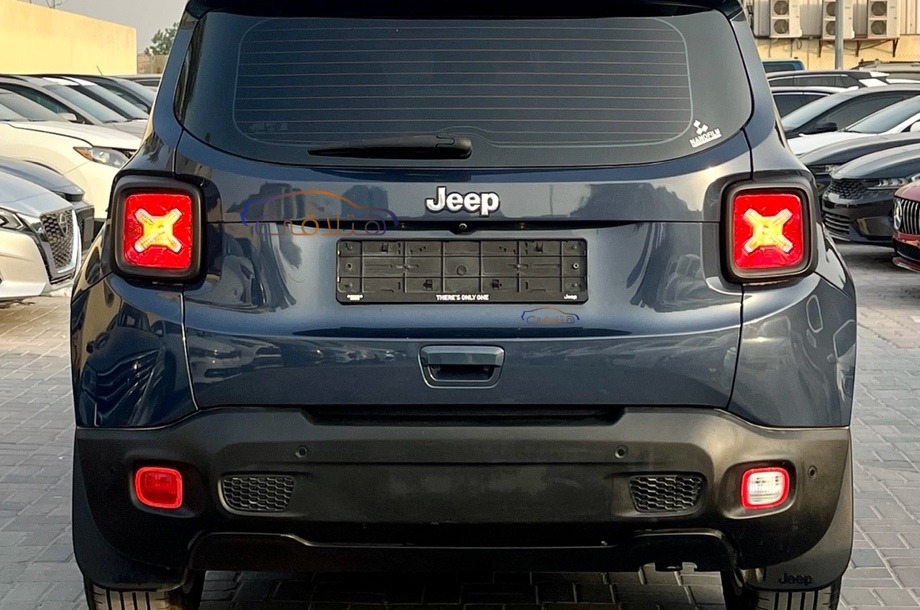 Renegade Jeep الأزرق الداكن