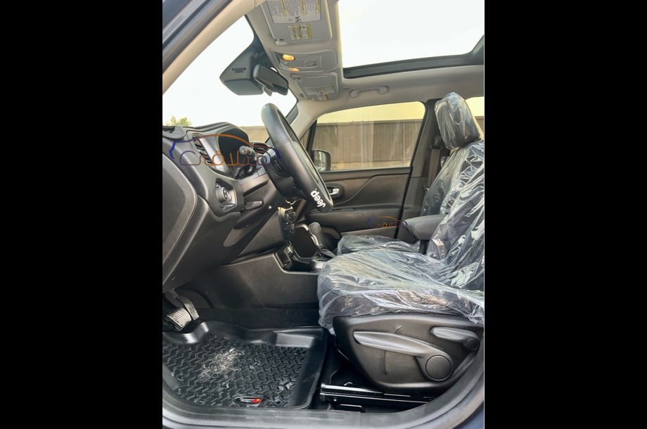 Renegade Jeep الأزرق الداكن