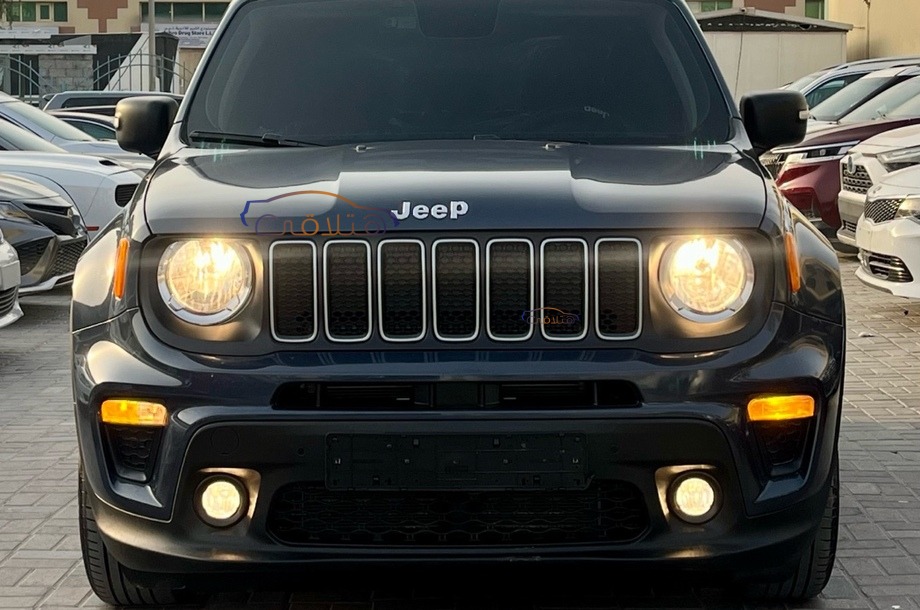 Renegade Jeep الأزرق الداكن