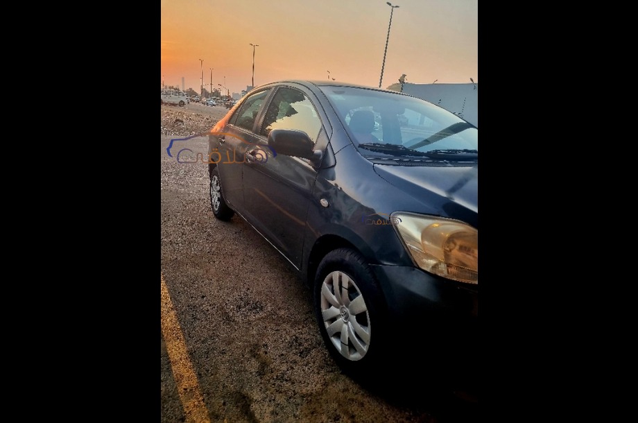 Yaris Toyota رمادي