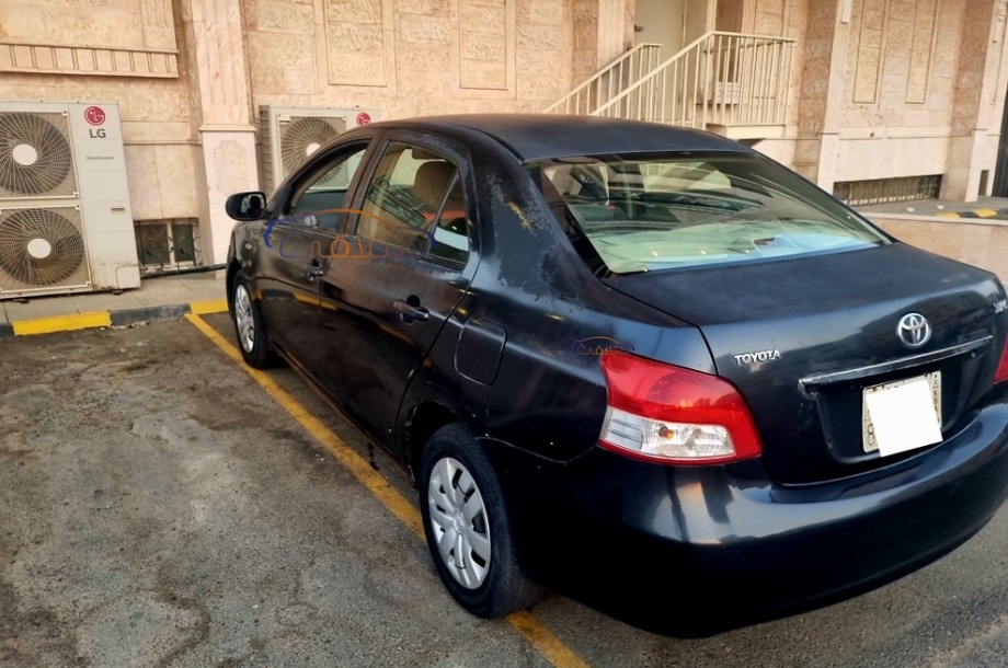 Yaris Toyota رمادي