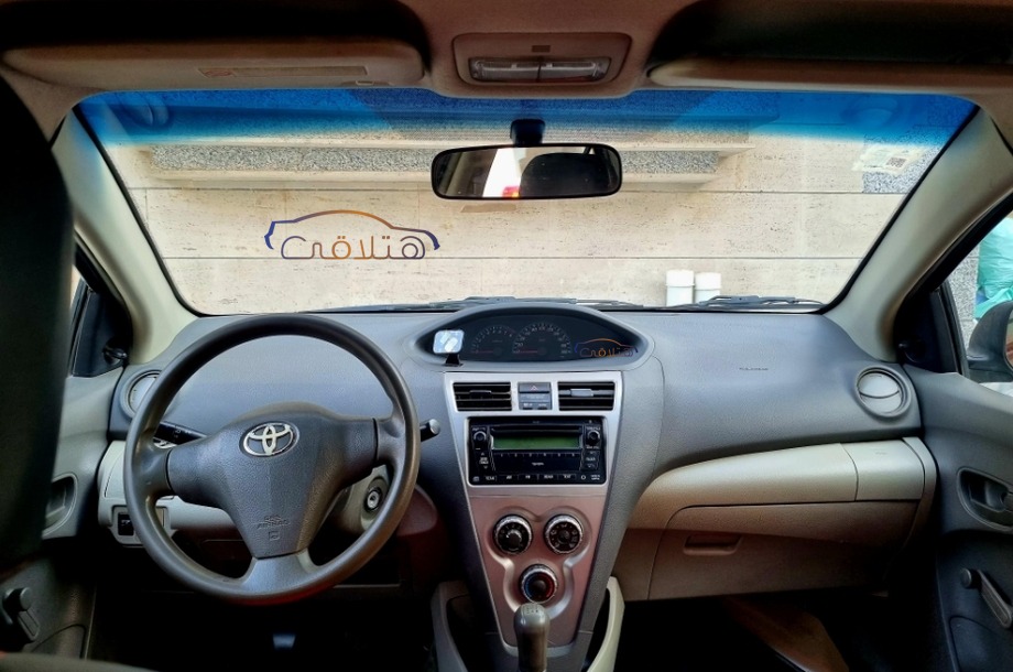 Yaris Toyota رمادي