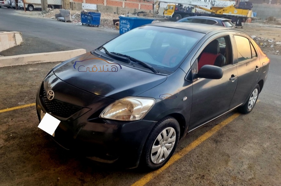 Yaris Toyota رمادي