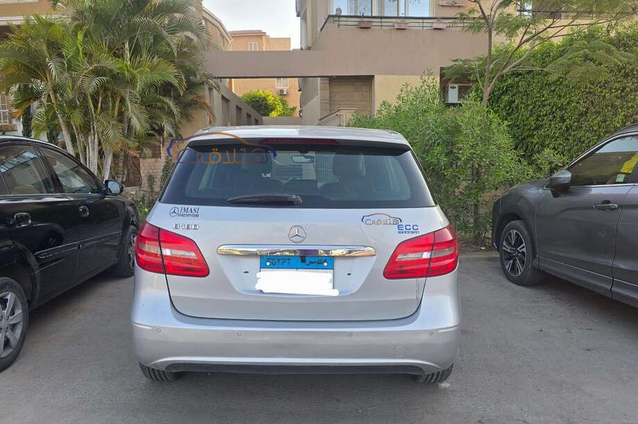 B 180 Mercedes فضي