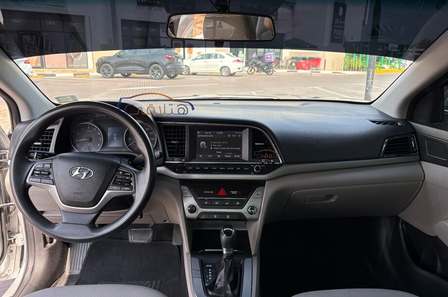 Elantra Hyundai فضي
