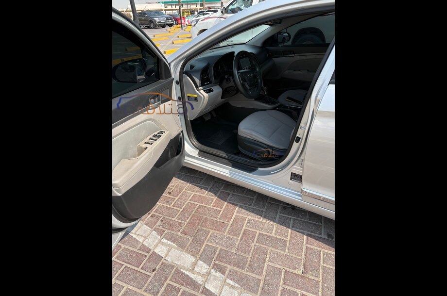 Elantra Hyundai فضي