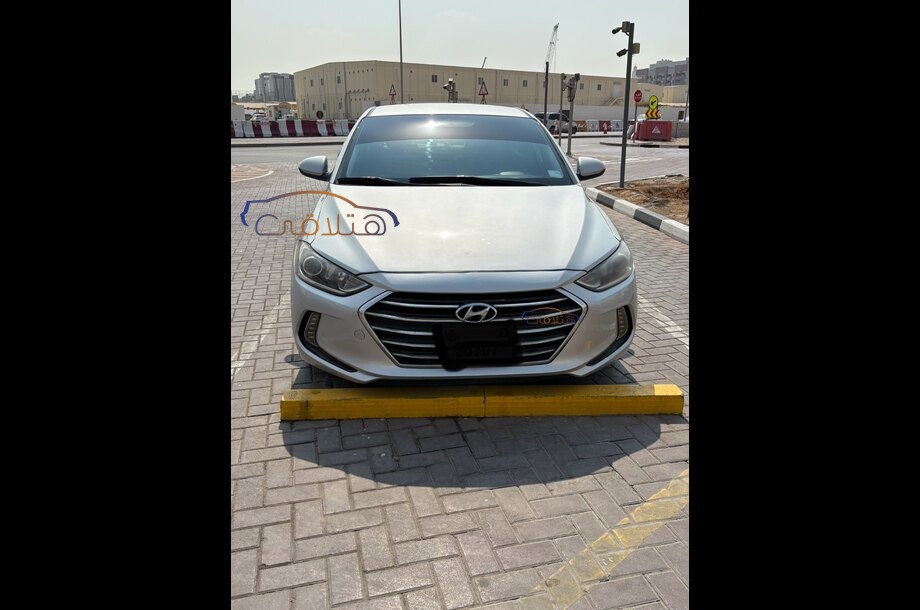 Elantra Hyundai فضي