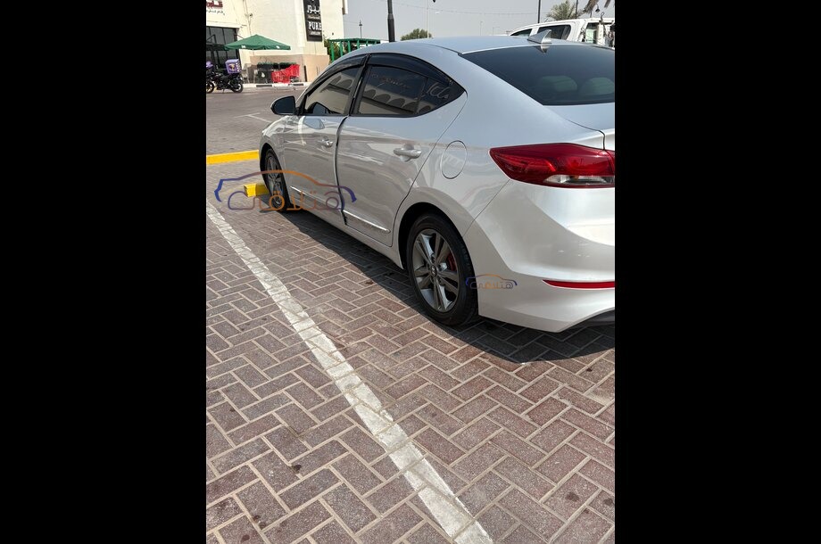 Elantra Hyundai فضي