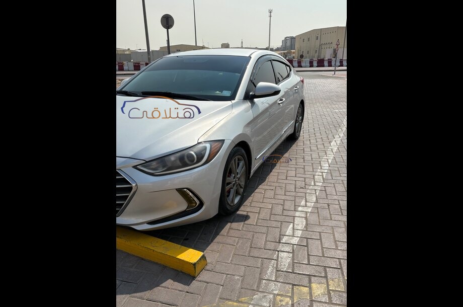 Elantra Hyundai فضي