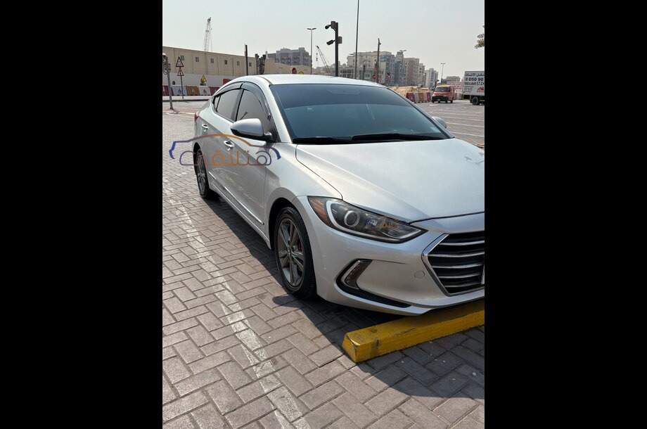 Elantra Hyundai فضي