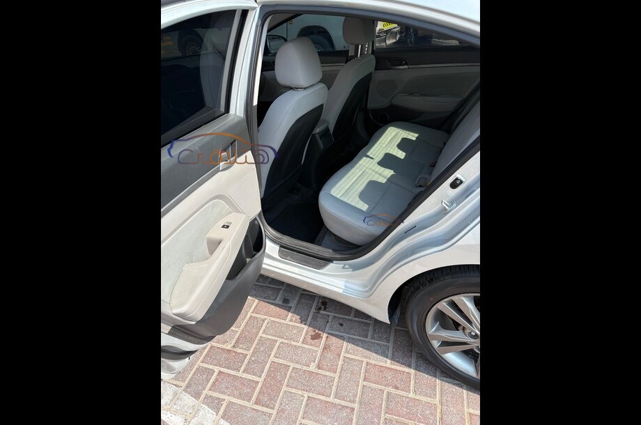 Elantra Hyundai فضي
