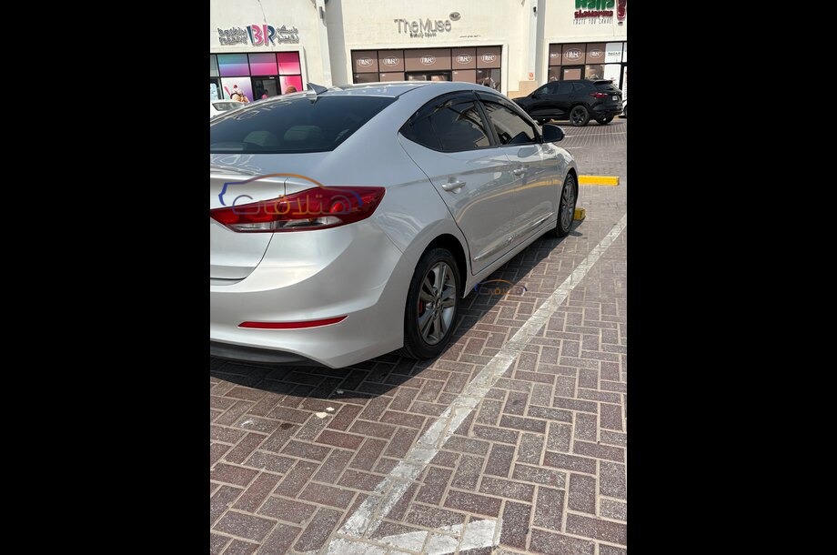 Elantra Hyundai فضي